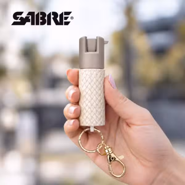 Gas pimienta SABRE RED beige con diseño en cuero sintético y llavero