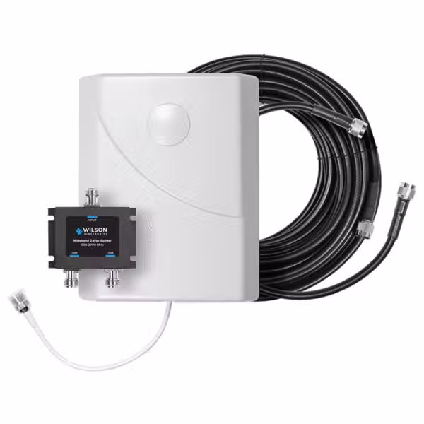 Kit Wilson 309906-50N completo sobre fondo blanco: antena interior de panel, splitter de dos vías y cableado Wilson400 de 50 Ω.