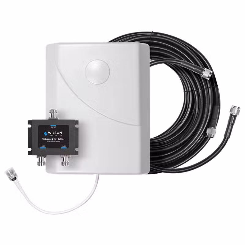 Kit Wilson 309906-50N completo sobre fondo blanco: antena interior de panel, splitter de dos vías y cableado Wilson400 de 50 Ω.