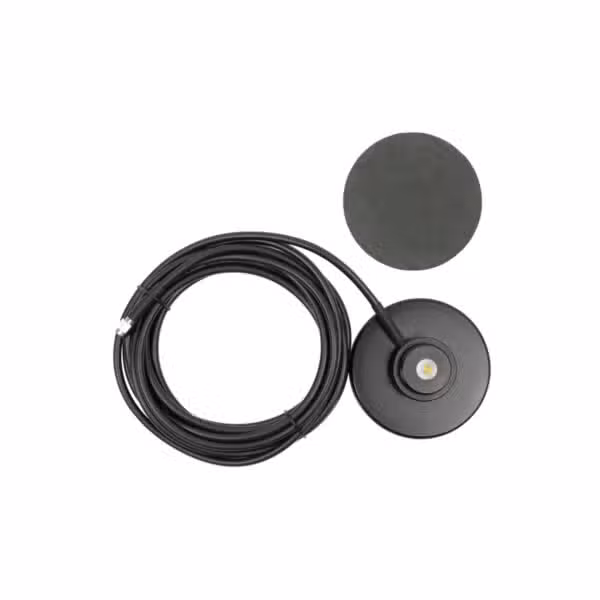 Vista superior del montaje magnético NMO 900037 con cable coaxial y protector sobre fondo blanco