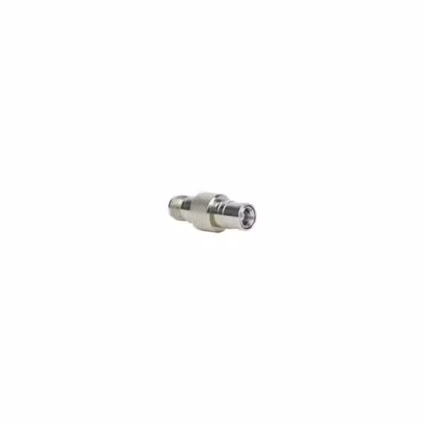 Adaptador weBoost 970019 SMB plug a SMA hembra, centrado sobre fondo blanco