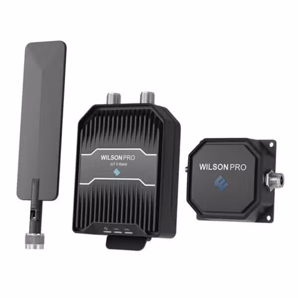 Kit WilsonPro IoT 3.0 460079 con amplificador, antena exterior y unidad Power over Coax sobre fondo blanco.