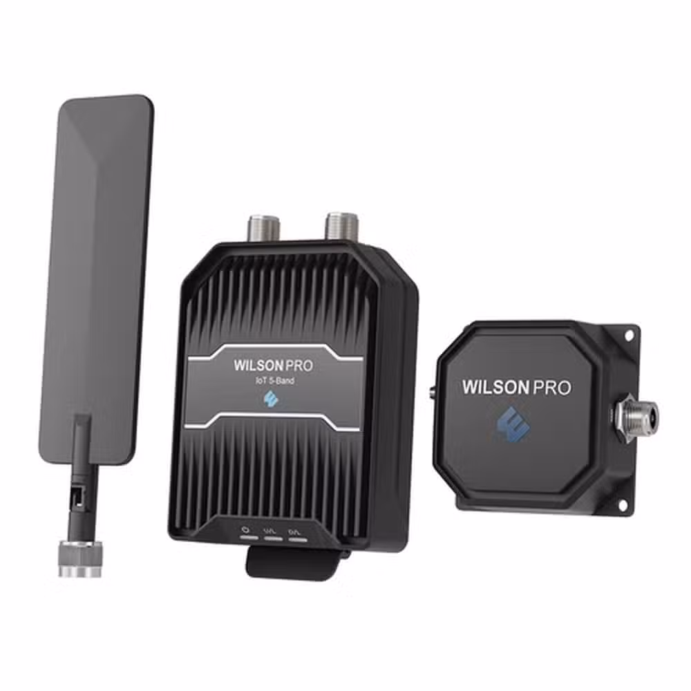 Kit WilsonPro IoT 3.0 460079 con amplificador, antena exterior y unidad Power over Coax sobre fondo blanco.