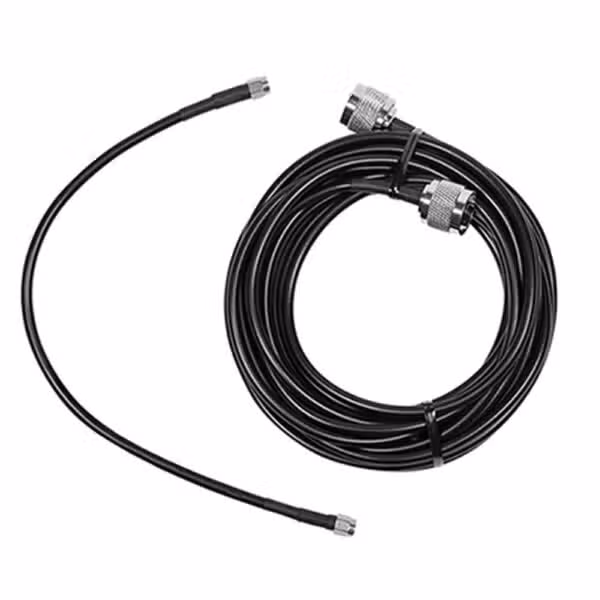 Cables coaxiales y adaptadores N y SMA incluidos con WilsonPro IoT 3.0 460079, sobre fondo blanco.