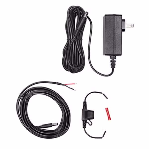 Fuente AC/DC de 12 V y cable de alimentación cableada incluidos con WilsonPro IoT 3.0 460079, sobre fondo blanco.