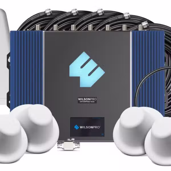 Kit WilsonPro Enterprise 4330 462075 completo sobre fondo blanco: amplificador mural prominente, antena exterior, cuatro domos, cables Wilson400 y protector.