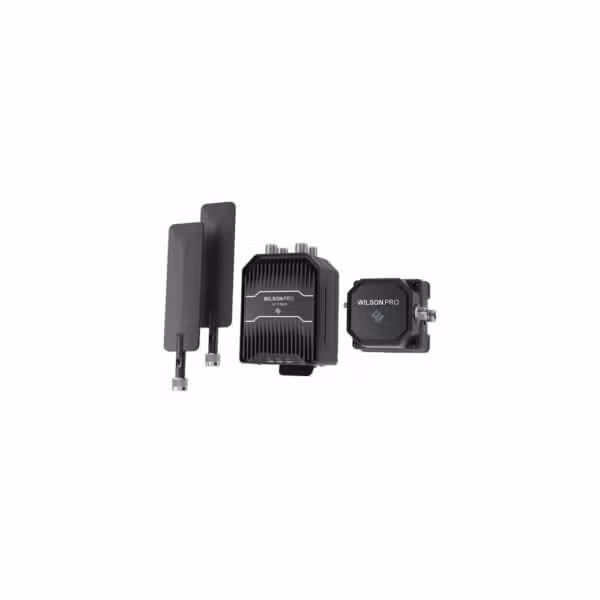 Kit WilsonPro IoT MIMO 2×2 462079 con amplificadores, antenas exteriores y unidades Power over Coax, sobre fondo blanco.