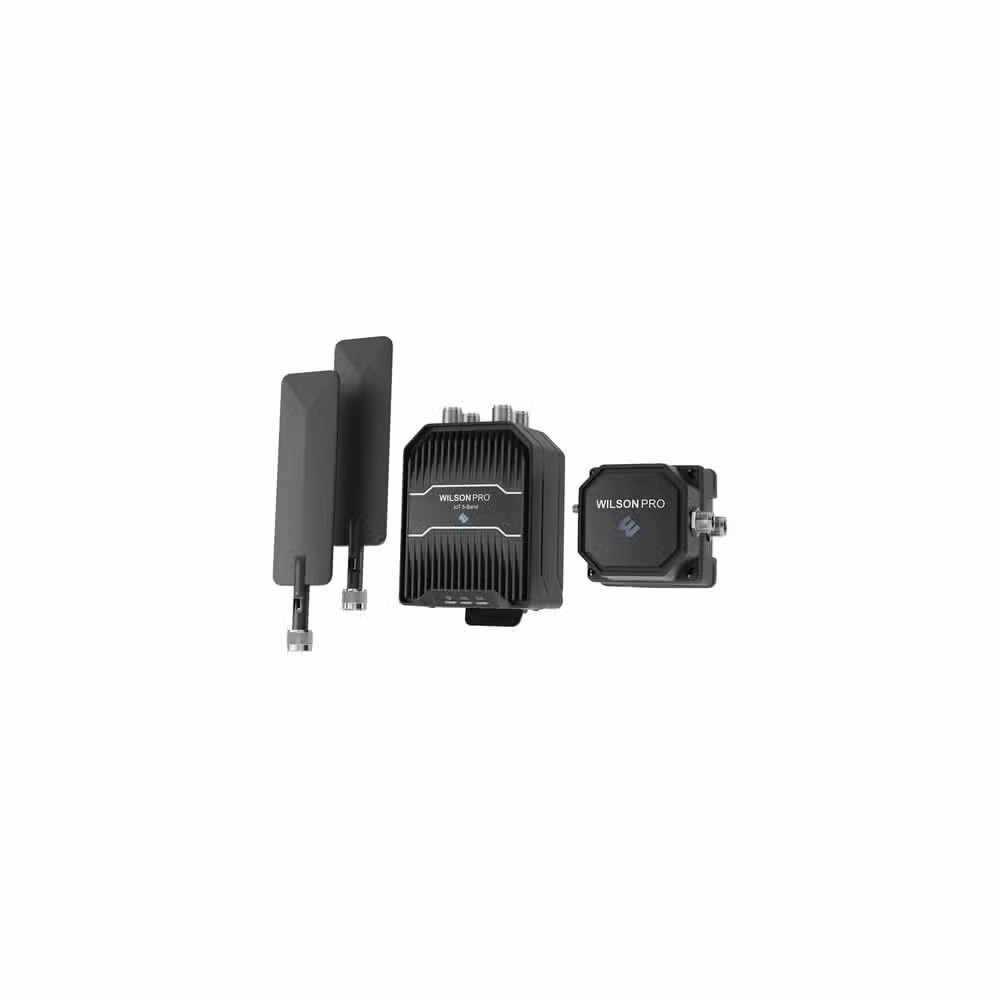 Kit WilsonPro IoT MIMO 2×2 462079 con amplificadores, antenas exteriores y unidades Power over Coax, sobre fondo blanco.