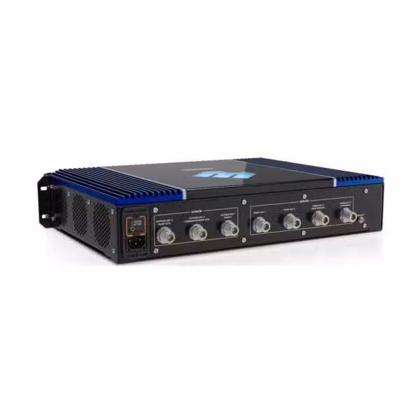 Vista posterior de puertos del amplificador rack-mount WilsonPro Enterprise 4330R del kit 463075 sobre fondo blanco