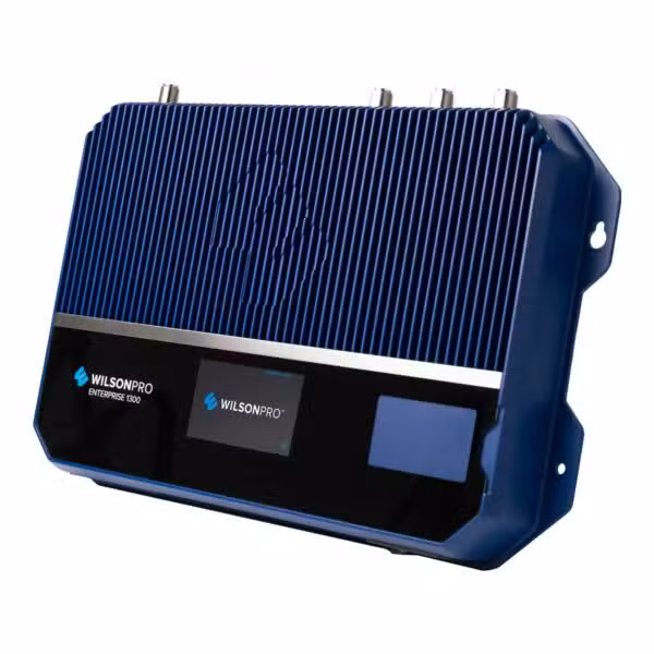 Vista en perspectiva del amplificador WilsonPro Enterprise 1300 de montaje en pared, referencia base 460149, sobre fondo blanco.