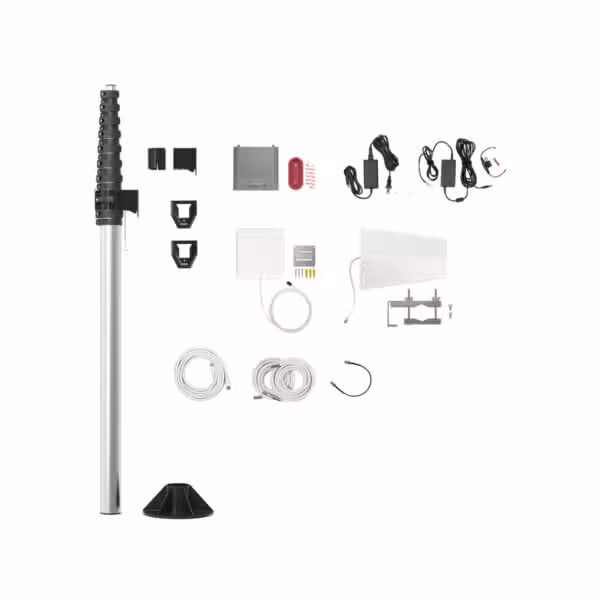 Kit weBoost Destination RV 470159 con amplificador, antenas, mástil telescópico, cables y soportes sobre fondo blanco