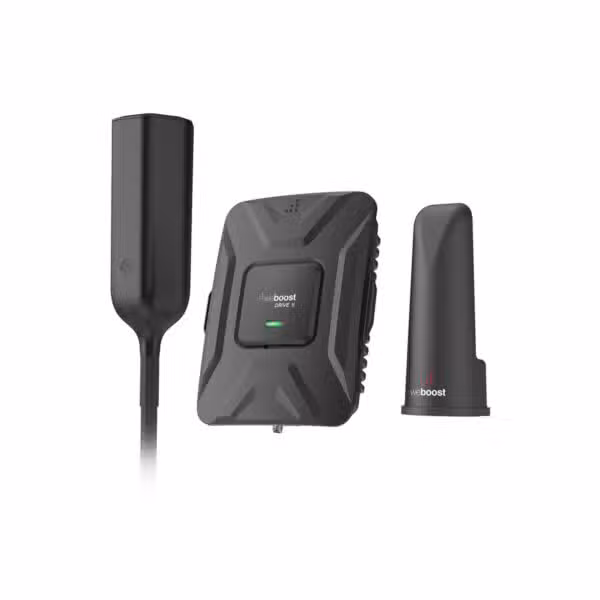 Kit weBoost Drive X RV 471410 con amplificador y antenas sobre fondo blanco