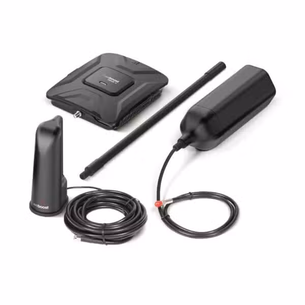 Vista alternativa del amplificador, antenas, mástil y cables del weBoost Drive X RV 471410 sobre fondo blanco