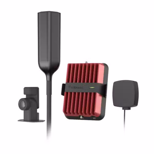 Kit weBoost Drive Reach RV II 474061 con antena exterior, amplificador rojo y antena interior sobre fondo blanco