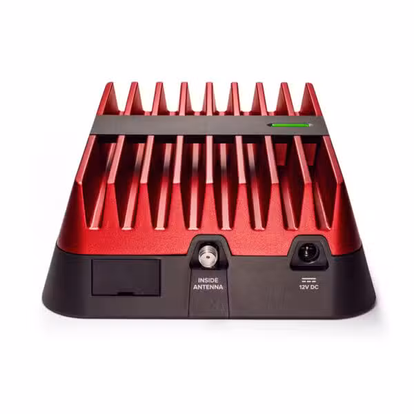 Vista de conectores y disipador del amplificador weBoost Drive Reach RV II 474061 sobre fondo blanco