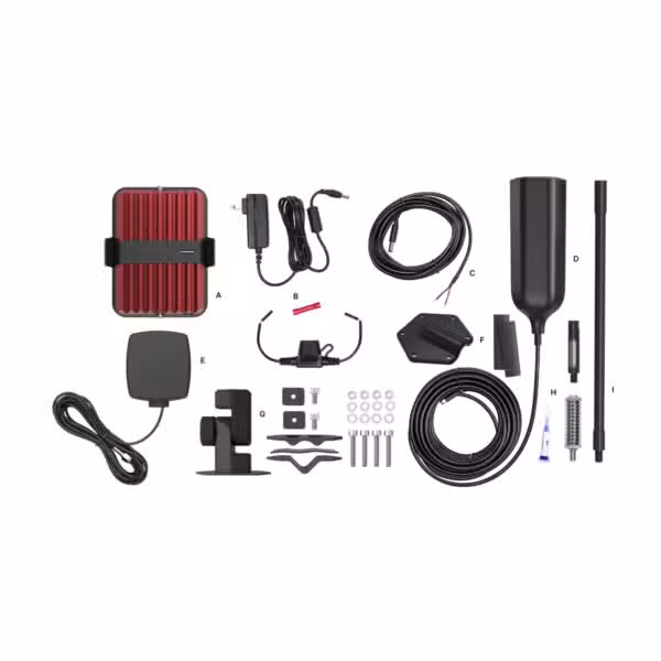 Componentes y accesorios del kit weBoost Drive Reach RV II 474061 organizados sobre fondo blanco