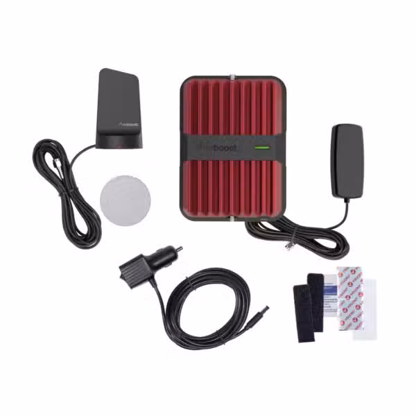 Kit weBoost Drive Reach SKU 530154 con amplificador y antenas sobre fondo blanco