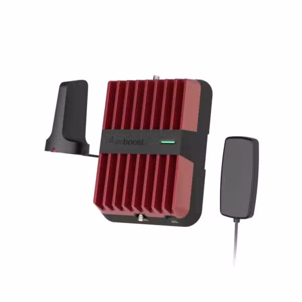 Vista del amplificador rojo weBoost Drive Reach y antenas del kit sobre fondo blanco