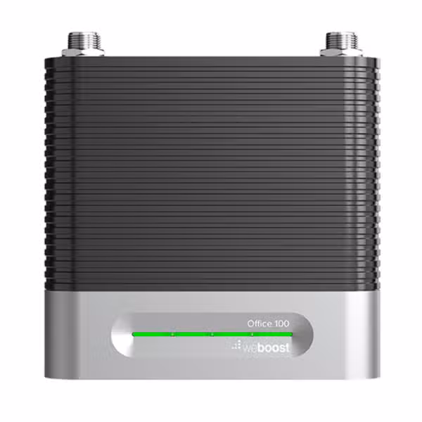 Vista frontal del amplificador weBoost Office 100 50 Ohm con conectores N y barra LED, sobre fondo blanco.