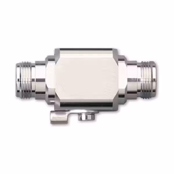 Protector contra sobretensiones Wilson 859902 de 50 Ohm con conectores N, componente del kit 531060, sobre fondo blanco.
