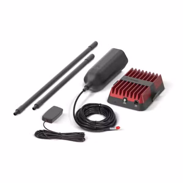 Componentes del kit weBoost Drive Reach OTR 532154 dispuestos individualmente sobre fondo blanco