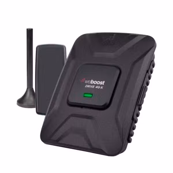 Vista del amplificador weBoost Drive X con antenas del kit sobre fondo blanco
