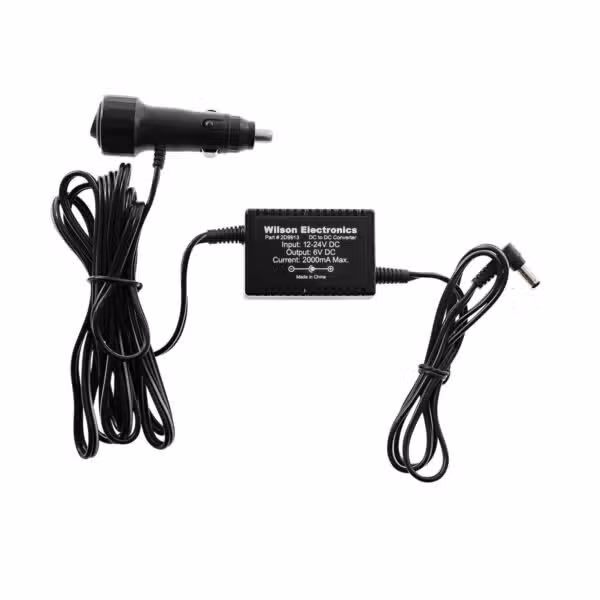 Fuente DC/DC del kit weBoost Drive X sobre fondo blanco