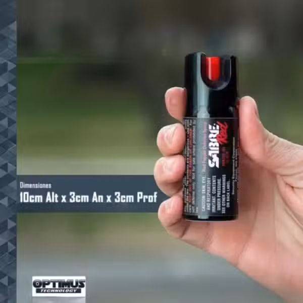 Envase SABRE RED de 45 g en una mano, con dimensiones indicadas en la lámina.