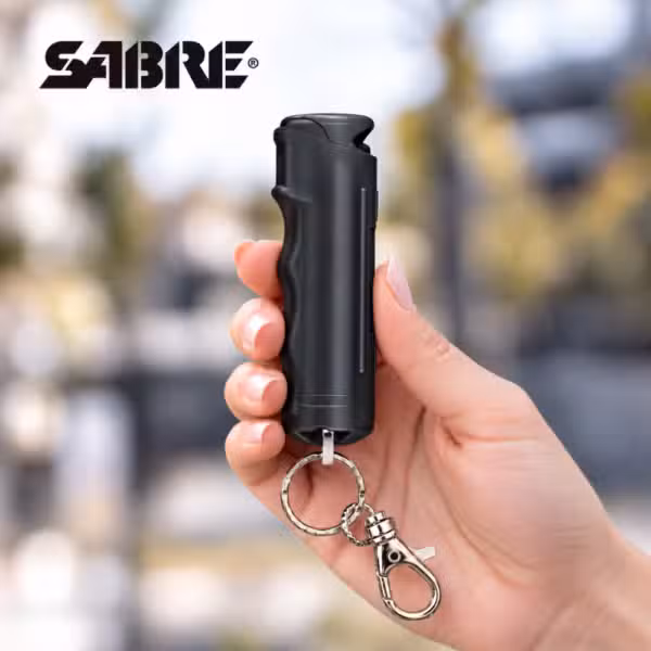 Gas pimienta en gel SABRE RED F15-BUSG-02 en mano